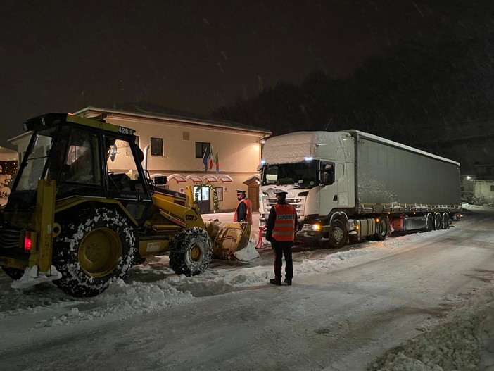 Neve in Val Bormida, camion intraversato a Roccavignale. A Giusvalla superati i 25 cm (FOTO)