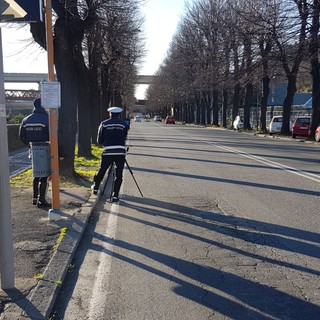Savona, proseguono in corso Ricci i controlli con il telelaser della polizia locale Savona, proseguono in corso Ricci i controlli con il telelaser della polizia locale