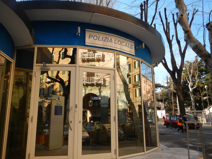 Lettere alla redazione: reati in piazza del Popolo a Savona, basterebbe passeggiare...