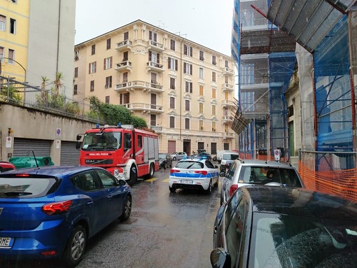Allagamenti nel condominio di via Istria. Arte Savona: "Provveduto immediatamente a mettere in sicurezza gli alloggi, ci scusiamo per il disagio"