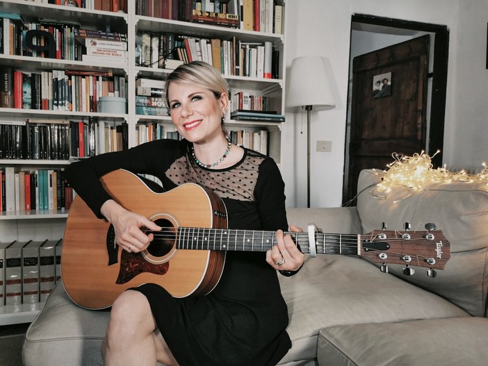 Radio Onda Ligure 101, la cantautrice ligure Chiara Ragnini presenta il nuovo album