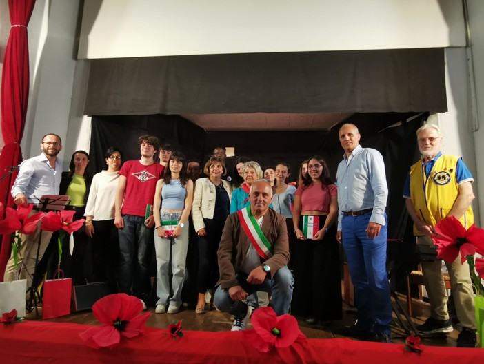 Albisola, consegnata ai neo maggiorenni albisolesi una copia della Costituzione Albisola, consegnata ai neo maggiorenni albisolesi una copia della Costituzione