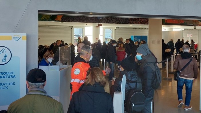 Caos nei centri vaccinali, Toti: "Percorsi separati per prenotati e non, ma la presentazione senza sia ultima strada"