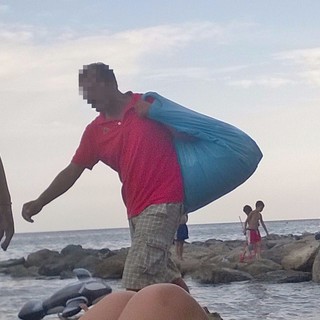 Maxi multe a chi compra dagli abusivi, cosa ne pensano i bagnanti e gli operatori del settore?