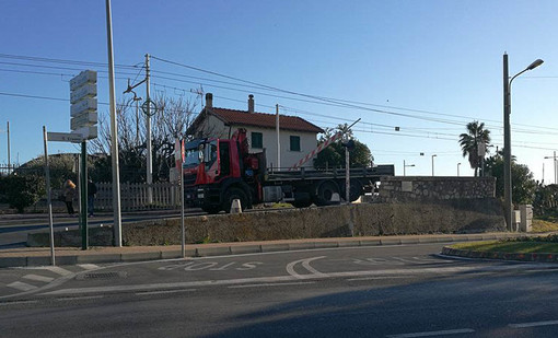 Camion sulle rotaie a Loano: la situazione è tornata alla normalità Camion sulle rotaie a Loano: la situazione è tornata alla normalità