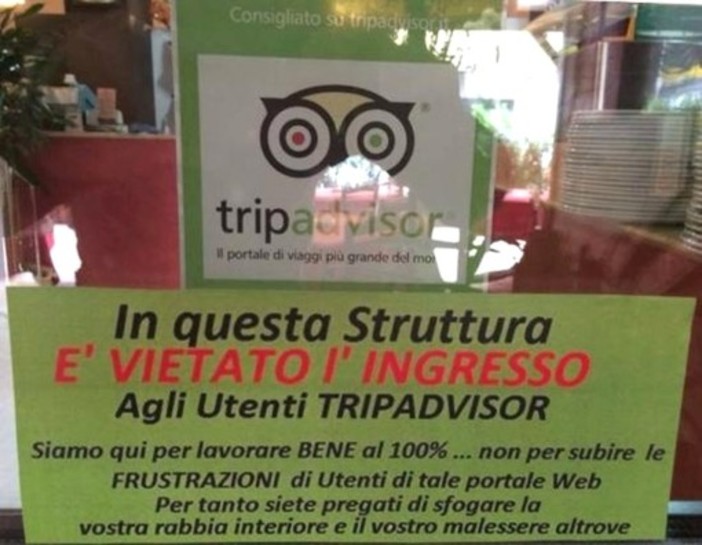 Il cartello "TripdAdvisor" esposto dalla pizzeria di Brescia