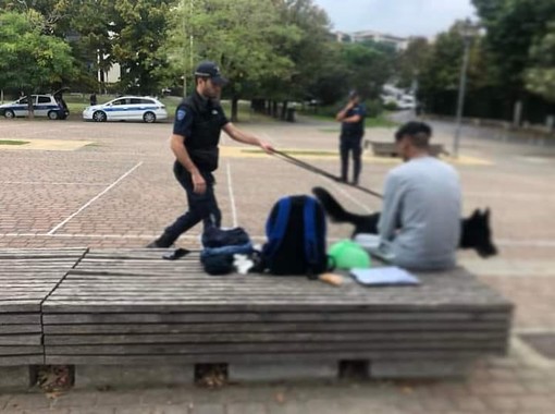 Savona, controlli della Polizia Locale in piazza delle Nazioni e Maestri dell'Artigianato
