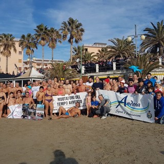 Cimento invernale ad Andora: in 118 hanno iniziato l'anno sfidando il freddo con un tuffo in mare (FOTO e  VIDEO)