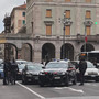 Savona, intervento dei Carabinieri in Piazza Mameli: auto fermata, traffico bloccato
