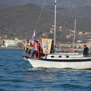 Tanti bambini sulle barche di Assonautica per aprire il Carnevale insieme a Re Cicciolin