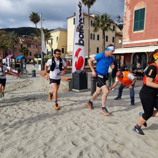 Un successo il trail &quot;Tra mare e cielo&quot; di Laigueglia, 300 atleti alla corsa sulla spiaggia