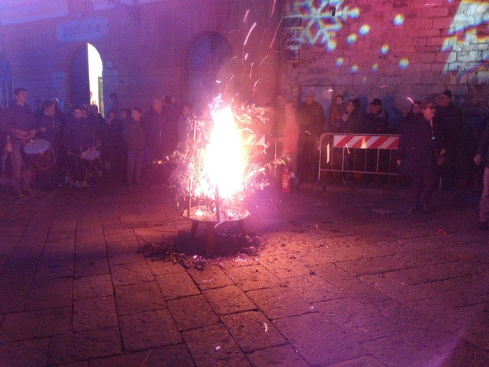 In piazza San Michele ad Albenga debutta il rituale del "Confuoco" In piazza San Michele ad Albenga debutta il rituale del "Confuoco"