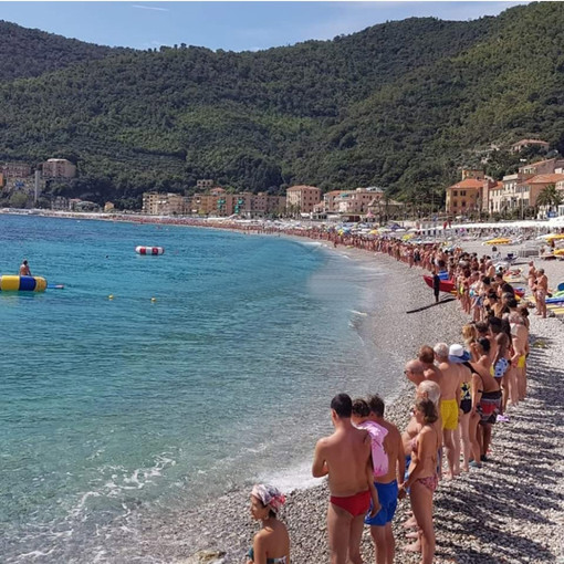 Una "catena umana" unisce idealmente in un abbraccio Noli e il Ponte Morandi