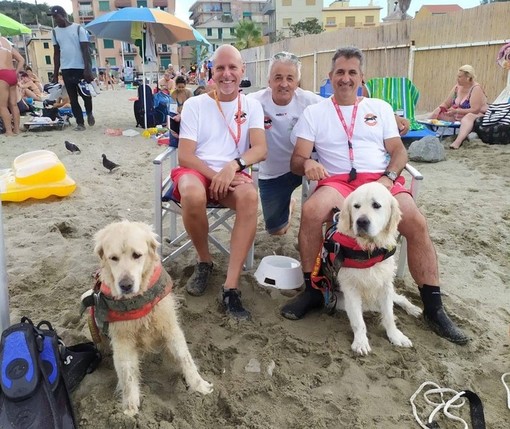 Salvano due bambini e il papà in mare:  ad Albissola tempestivi i cani eroi Yuma e Max