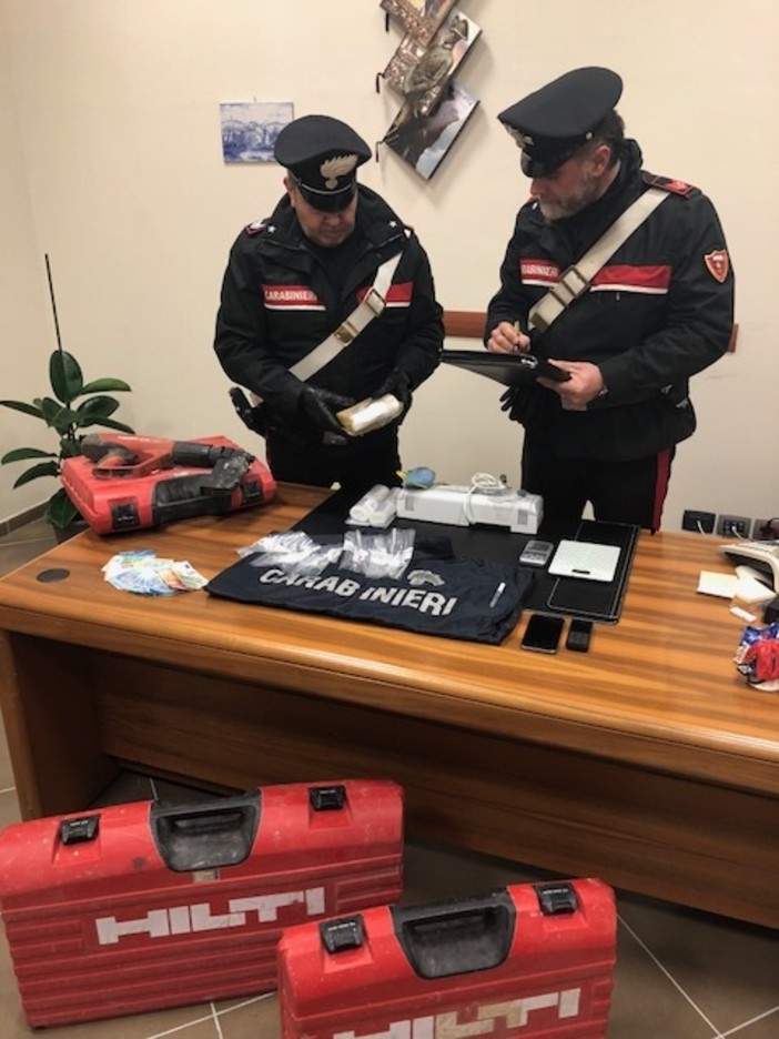 Albisola, nasconde droga nel vano motore dell'auto: arrestato un 50enne albanese Albisola, nasconde droga nel vano motore dell'auto: arrestato un 50enne albanese