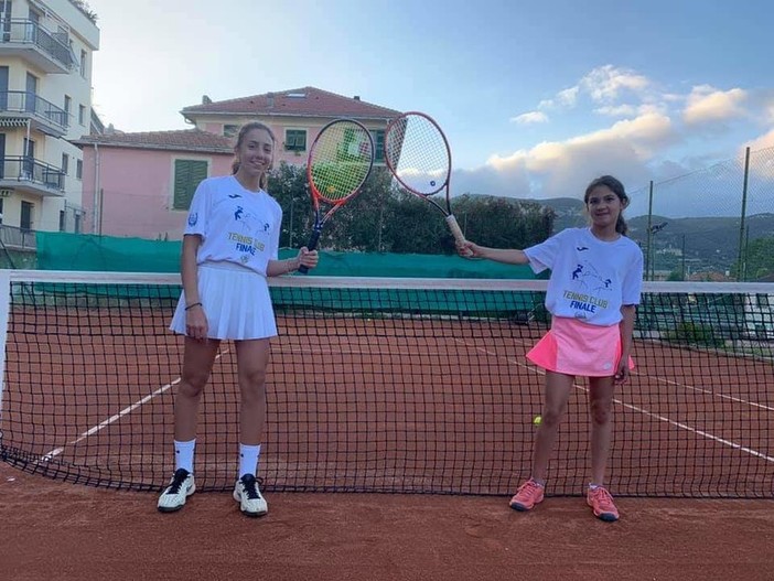 Finale, il presidente Toti e l'assessore Ferro consegnano la bandiera della Regione alle tenniste Carola e Vittoria Finale, il presidente Toti e l'assessore Ferro consegnano la bandiera della Regione alle tenniste Carola e Vittoria