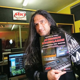 In apertura: Andrea De Paoli mostra con orgoglio la sua creazione; in gallery: la copertina di "Modern keyboards"