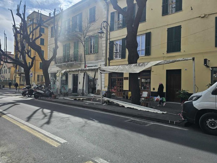 Nella foto, il dehor del bar Mina danneggiato dalla furia del vento Nella foto, il dehor del bar Mina danneggiato dalla furia del vento