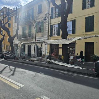 Nella foto, il dehor del bar Mina danneggiato dalla furia del vento