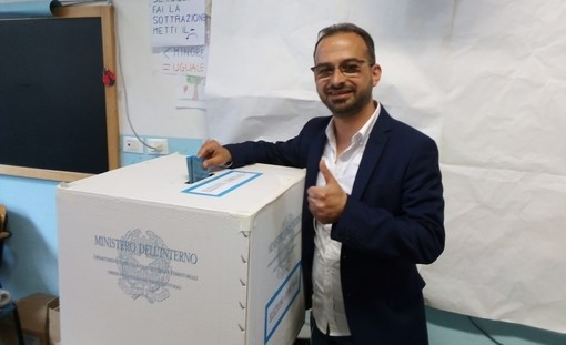 Albenga, il candidato alla carica di primo cittadino Diego Distilo ha votato