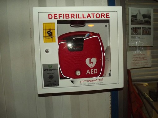 Andora, inaugurato ieri sera il nuovo defibrillatore presso il porto turistico
