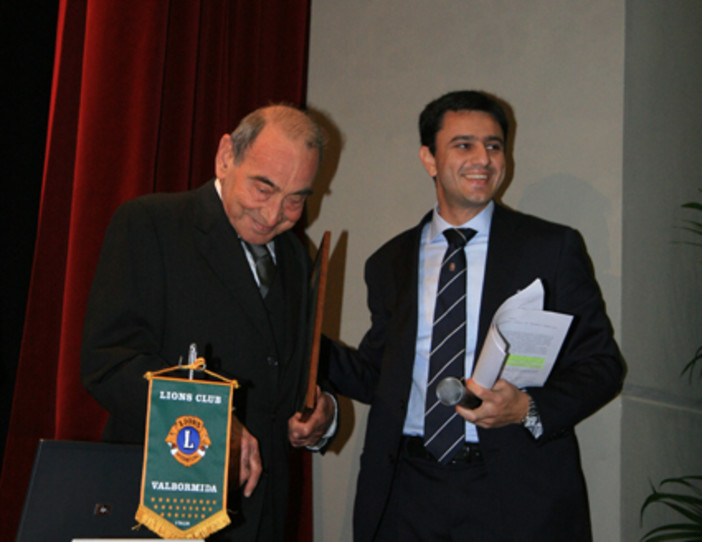 Cosseria intitola la propria scuola al dottor Gaiero, presenti l'onorevole Cirio e il consigliere regionale Vaccarezza alla cerimonia