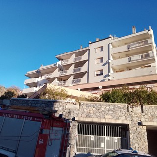 Donna minaccia di buttarsi dal balcone, attimi di paura a Giustenice Donna minaccia di buttarsi dal balcone, attimi di paura a Giustenice