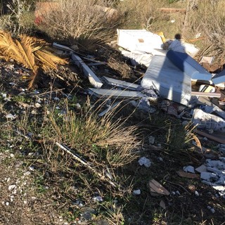 Albenga, discarica a cielo aperto nell'alveo del fiume Centa