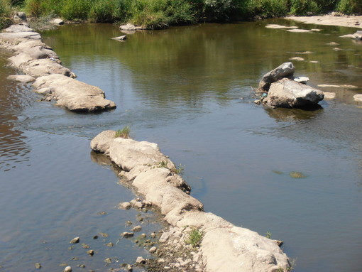Cairo Montenotte: danneggiata la diga di sassi nel fiume Bormida, la segnalazione di un cittadino