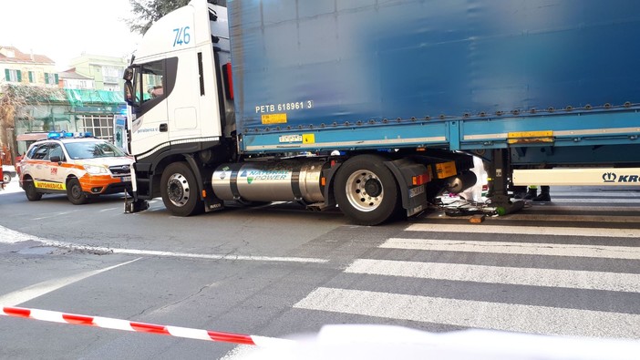 Albisola, donna muore investita da un mezzo pesante (FOTO e VIDEO) Albisola, donna muore investita da un mezzo pesante (FOTO e VIDEO)