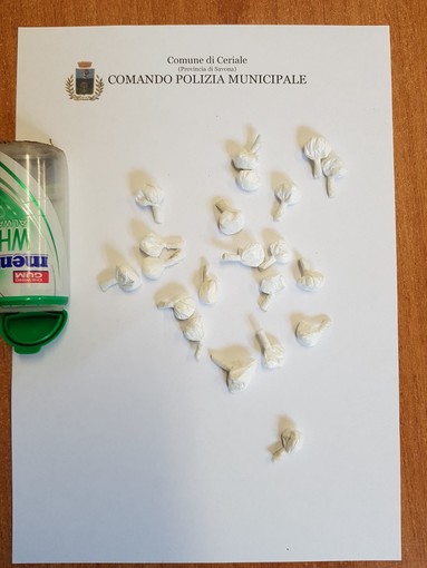 Nella foto: i "pacchettini" con le dosi di droga già pronte
