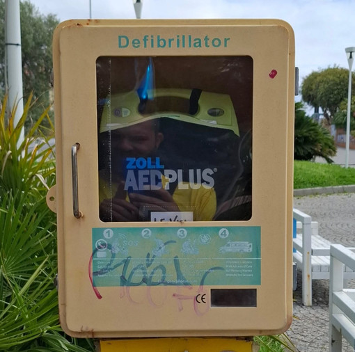 Albissola, la Croce d'oro ripristina la teca danneggiata del defibrillatore in passeggiata Albissola, la Croce d'oro ripristina la teca danneggiata del defibrillatore in passeggiata