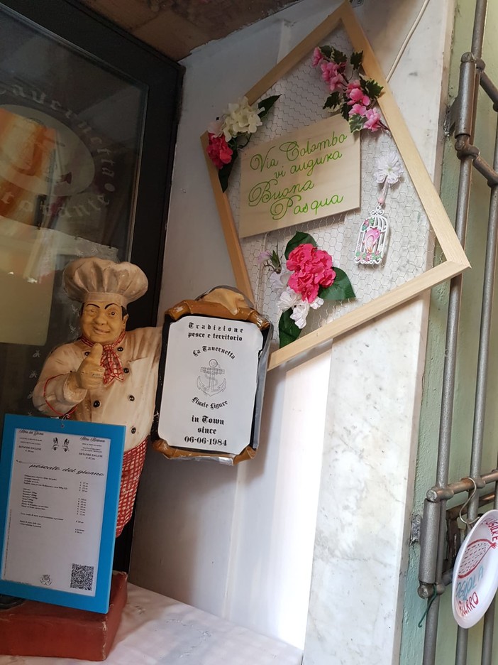 Finalmarina, i commercianti di via Colombo si "autogestiscono" le decorazioni pasquali: "Ci sentiamo trascurati" Finalmarina, i commercianti di via Colombo si "autogestiscono" le decorazioni pasquali: "Ci sentiamo trascurati"