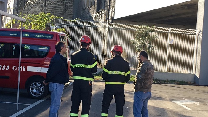 Savona, i vigili del fuoco ispezionano con un drone il tetto della palazzina dell’Autorità Portuale (VIDEO)