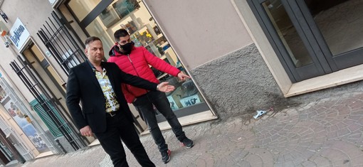 Albenga, la rabbia dei commercianti contro le deiezioni canine: "Chiediamo multe più salate e pattuglie in borghese" Albenga, la rabbia dei commercianti contro le deiezioni canine: "Chiediamo multe più salate e pattuglie in borghese"