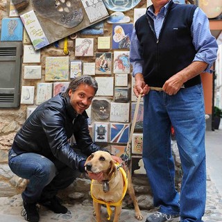 Il segugio Dea col suo proprietario Corrado Parodi e con Marco Anelli di CGTV Channel davanti al muretto di “E ghe mettu a firma!”.