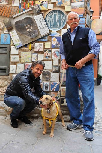 Il segugio Dea col suo proprietario Corrado Parodi e con Marco Anelli di CGTV Channel davanti al muretto di “E ghe mettu a firma!”.