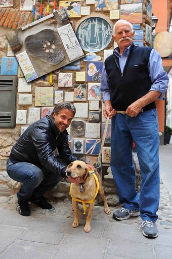 Il segugio Dea col suo proprietario Corrado Parodi e con Marco Anelli di CGTV Channel davanti al muretto di “E ghe mettu a firma!”. Il segugio Dea col suo proprietario Corrado Parodi e con Marco Anelli di CGTV Channel davanti al muretto di “E ghe mettu a firma!”.