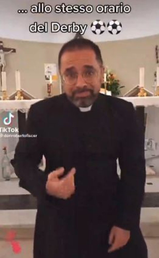 Don Fiscer, il parroco tiktoker e l'attestato di stima di Selvaggia Lucarelli: "Come Gesù, seguo i suoi insegnamenti"