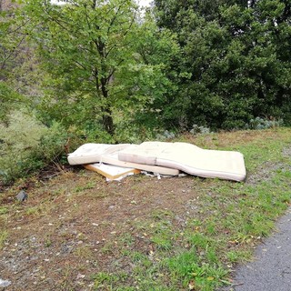 Discarica abusiva ad Orco Feglino, abbandonati a bordo strada alcuni materassi
