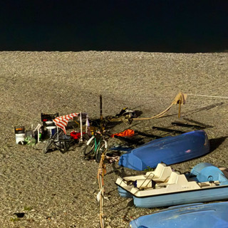Savona fuoco acceso sulla spiaggia sotto al Priamar, danneggiata l'area del Circolo Nautico Colombo Savona fuoco acceso sulla spiaggia sotto al Priamar, danneggiata l'area del Circolo Nautico Colombo