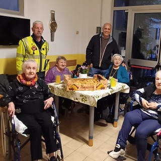 I nonni dell’RP SS. Nicolò e Giuseppe di Albisola ricevono in dono le tire appena sfornate I nonni dell’RP SS. Nicolò e Giuseppe di Albisola ricevono in dono le tire appena sfornate