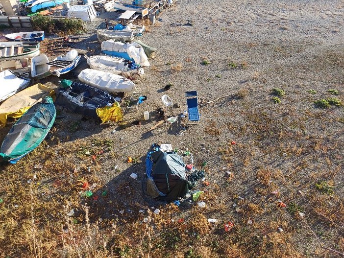 Degrado e bivacchi sotto al Priamar, Santi: "I soci del Circolo Nautico hanno subito danni alle loro barche e alle loro attrezzature" Degrado e bivacchi sotto al Priamar, Santi: "I soci del Circolo Nautico hanno subito danni alle loro barche e alle loro attrezzature"