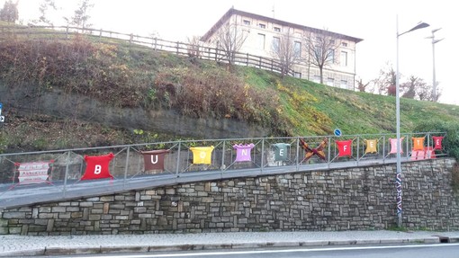 Piana Crixia, addobbi artigianali per 'accendere' il Natale: l'iniziativa di un gruppo di volontarie