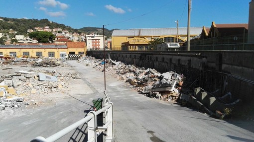 Finale Ligure: lo smantellamento della ex-Piaggio procede a pieno regime (FOTO) Finale Ligure: lo smantellamento della ex-Piaggio procede a pieno regime (FOTO)