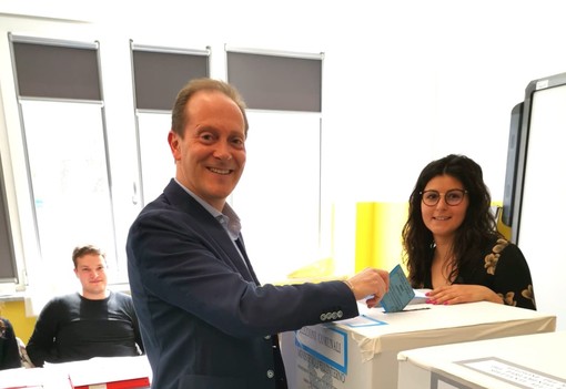 Andora, il candidato sindaco Mauro Demichelis ha votato