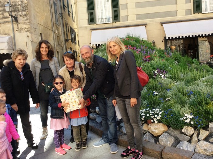 I bimbi delle scuole decorano le vetrine con i disegni per "Fior d'Albenga"