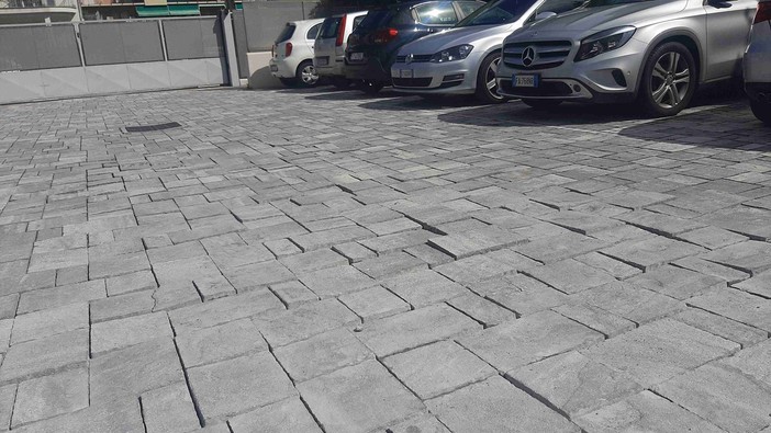 Pietra, una coppia di turisti scrive al direttore: “Degrado e abbandono per il parcheggio pubblico di via Cesare Battisti” Pietra, una coppia di turisti scrive al direttore: “Degrado e abbandono per il parcheggio pubblico di via Cesare Battisti”