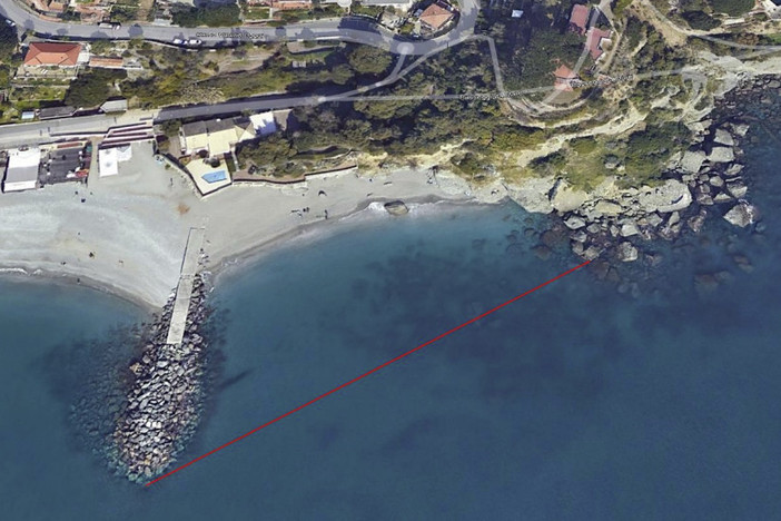 Massi sulla spiaggia ad Albisola. Dopo l'arenile, anche parte di mare "off limits": stop alle attività fino a 45mt dalla battigia