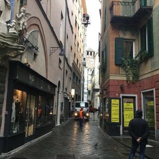 Savona, chiusa momentaneamente via Pia, lato piazza della Maddalena